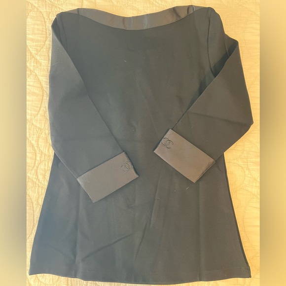 CHANEL - EXCELLENT Like NEW - Uniform Black 3/4 sleeve top with quilted CC Logo - Picture 7 of 7